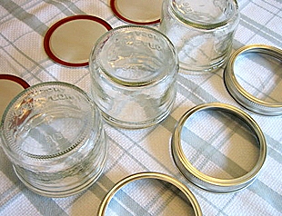 Чисті банки з кришками для консервації