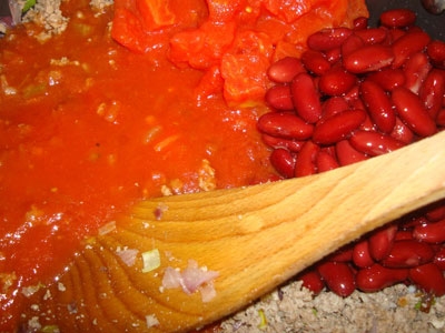 фарш, боби, томати