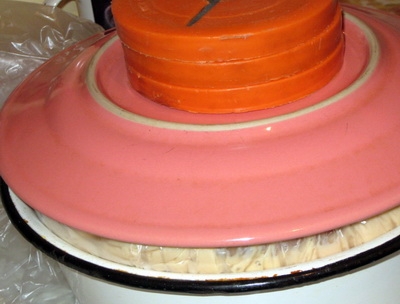 накриваємо торт тарілкою і встановлюємо вантаж