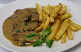 Куряча печінка в сирному соусі