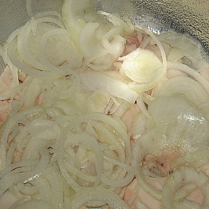 цибулю в казані