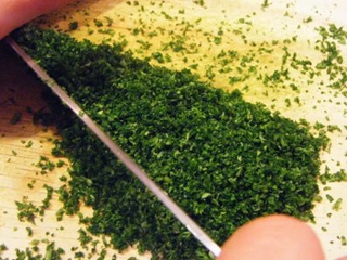 подрібнюємо петрушку