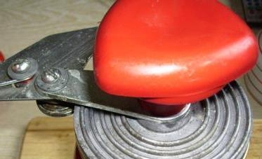 закручуємо огірки в банку