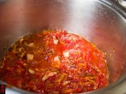 тушкуємо цибулю з морквою, помідором