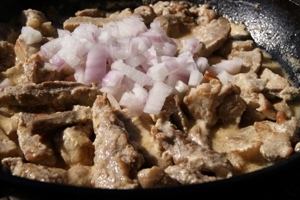 додаємо цибулю і часник