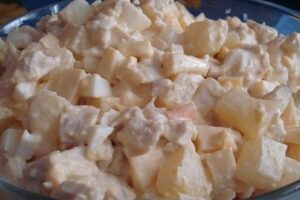 Королівський салат з консервованими ананасами