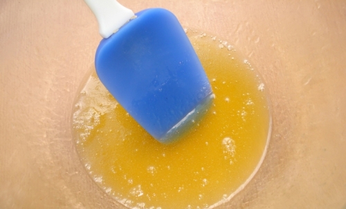 змішуємо мед з водою і маслом