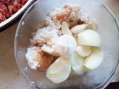 хліб з овочами в блендері