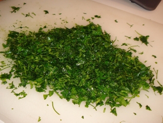 дрібно рубаємо петрушку