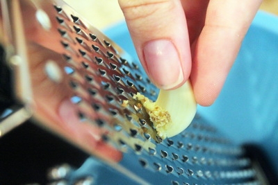 подрібнюємо часник