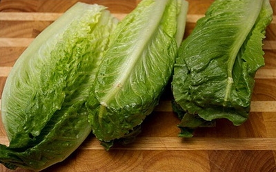 подрібнюємо салатні листя