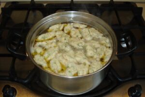 Легкий суп з галушками на кефірі