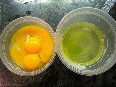 розливаємо білок і жовток в окремі ємності