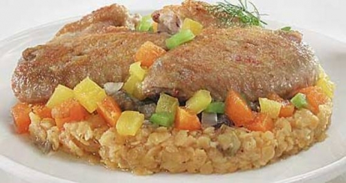 ситне блюдо з сочевицею і куркою