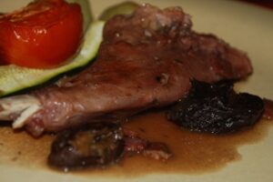 Кролик з чорносливом