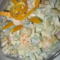 Салат з авокадо з кедровими горіхами