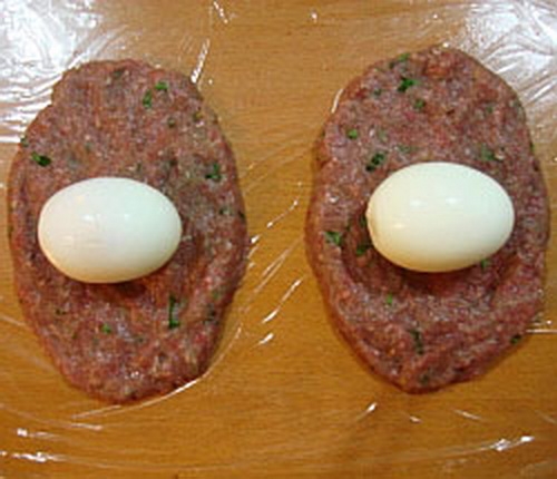 яйця загортаємо у фарш