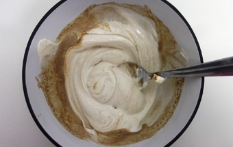 перемішуємо сметану з іншими рідкими інгредієнтами і спеціями