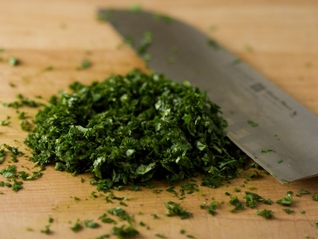 кінзу дрібно рубаємо