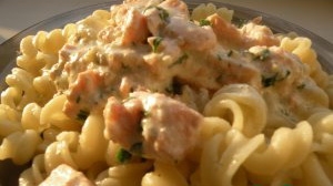 Паста з сьомгою в вершково-часниковому соусі