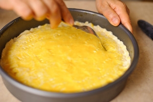 наносимо жовток на поверхню страви