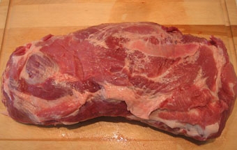 очищаємо свинину від плівки і жиру