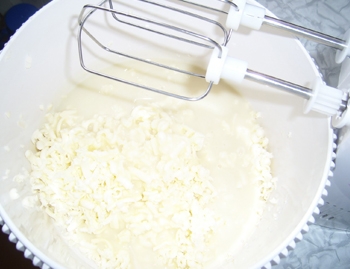 Збиваємо сметану з цукром