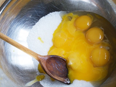 яйця в мисці