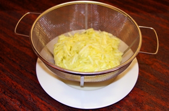 викладаємо грушу в сито