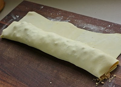 закручуємо тісто з начинкою в рулет