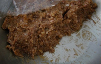 перемішуємо м'ясний фарш з цибулею