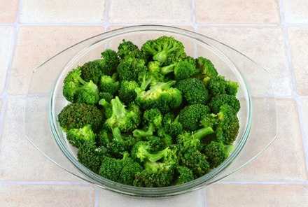 Готову брокколі викладаємо в глибоку форму для випічки