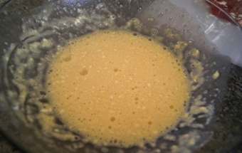 збиваємо яйця з борошном