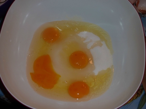 змішуємо яйця з цукром і сіллю