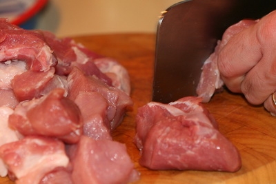 нарізаємо м'ясо на порційні шматки