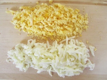 Трьом білки і жовтки