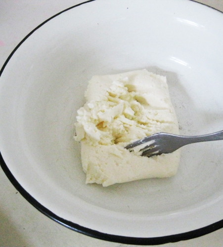 Розминаємо сирну масу