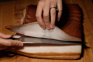 зрізаємо шкірку сала