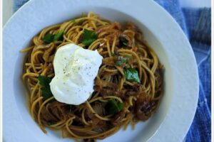 Макарони з карамелізованою цибулею