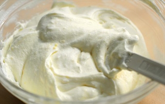 перемішуємо суміш зі збитими вершками