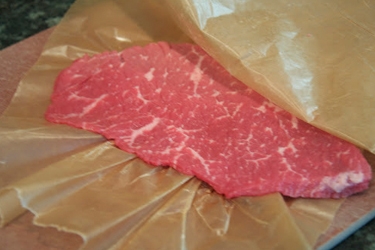 злегка відбиваємо м'ясо