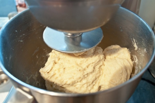 тісто в комбайні