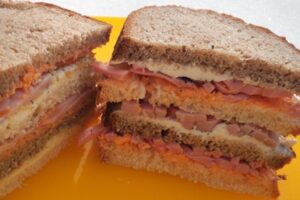 Смугастий бутерброд з сиром і ковбасою