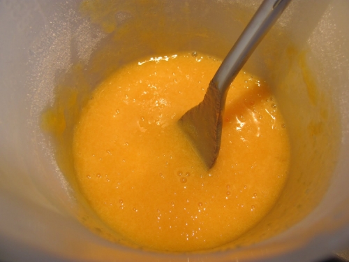 збиваємо яєчний жовток