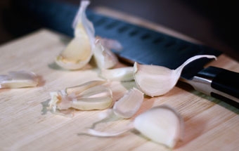 видаляємо з лушпиння часнику