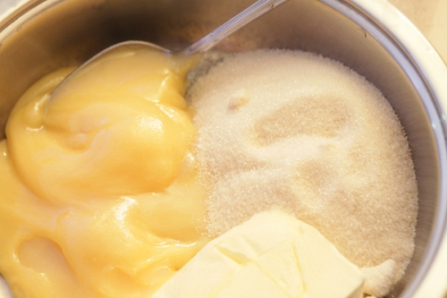 змішуємо мед,масло і цукор