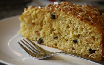 шматочок пісного пирога з горіхами і родзинками