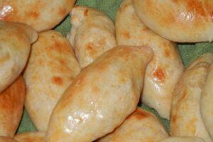 Домашні пиріжки з капустою і морквою