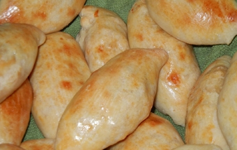 домашні пиріжки з капустою і морквою