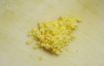 дрібно рубаємо часник